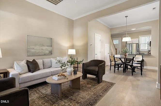 2 bed, 1.5 bath, 923 sqft, $1,975 — Photo 4