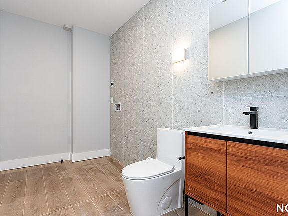 5th image of 31-61 Vernon Blvd #7V