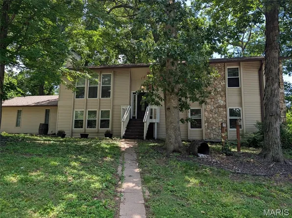 41 Oak Forest Dr, Saint Charles, MO 63303