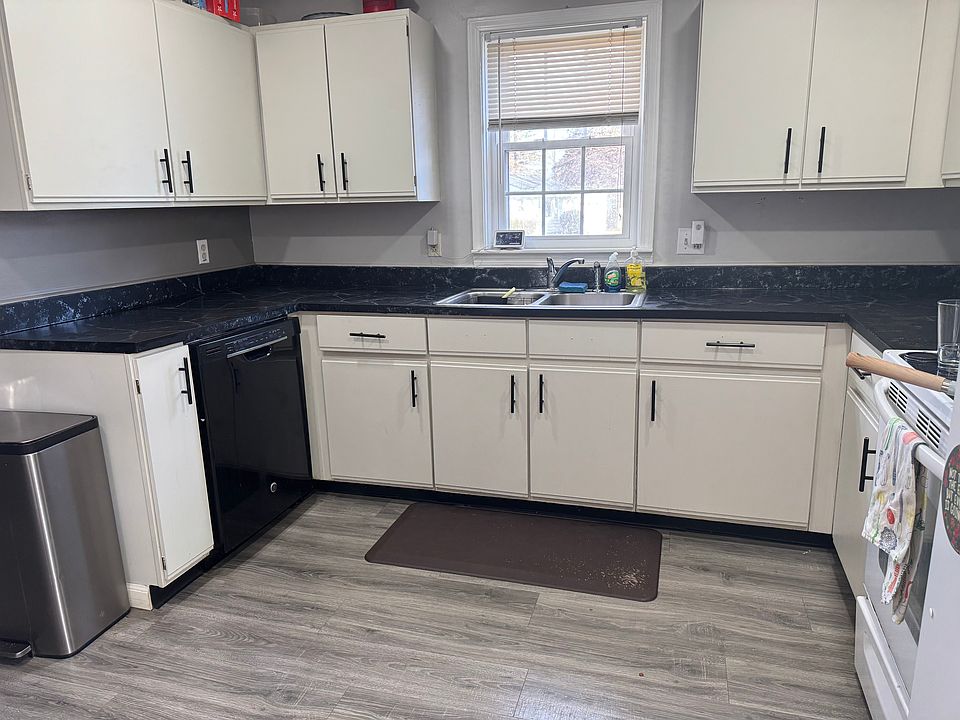 Kitchen area; Dishwasher and oven