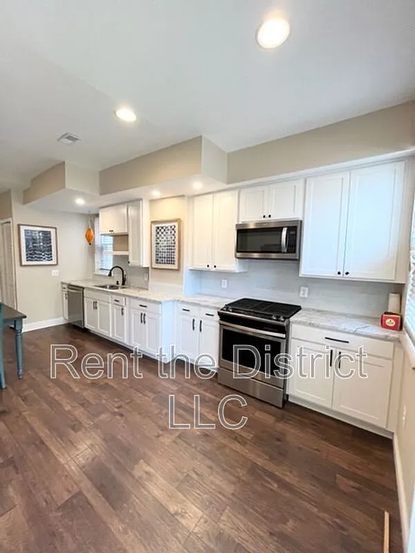 3 bed, 2.5 bath, $3,495 — Photo 4