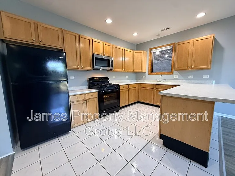 2711 W Congress Pkwy #1 — Photo 4