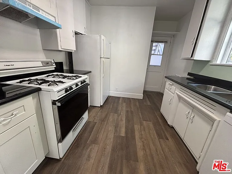 1638 Greenfield Ave — Photo 4