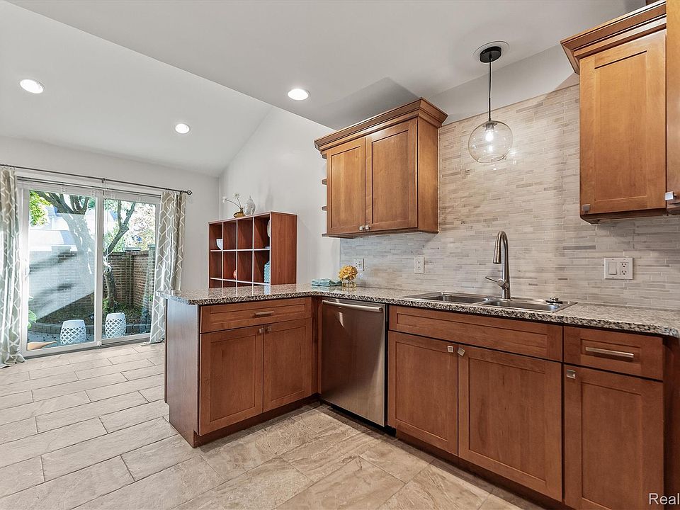 177 E Long Lake Rd, photo 10