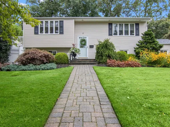 19 Phyllis Drive, East Northport, NY 11731