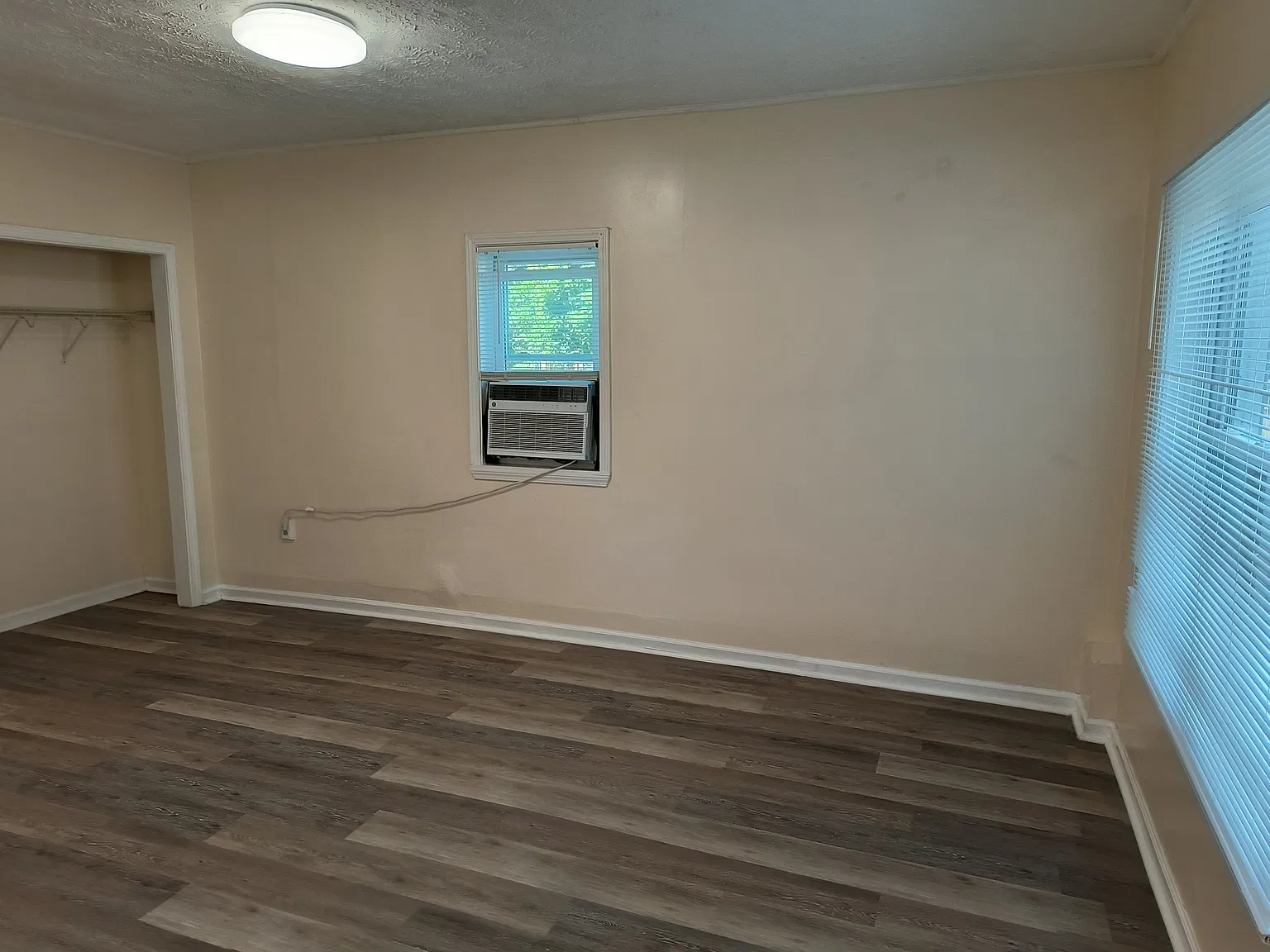 Studio, 400 sqft, $1,050 — Photo 4