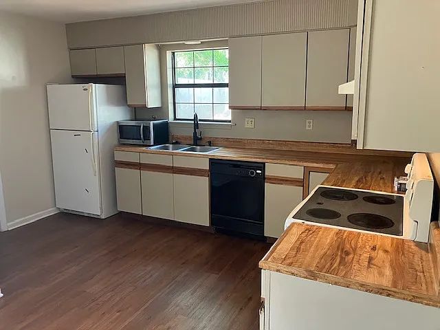 2 bed, 1.5 bath, 1100 sqft, $1,300 — Photo 3