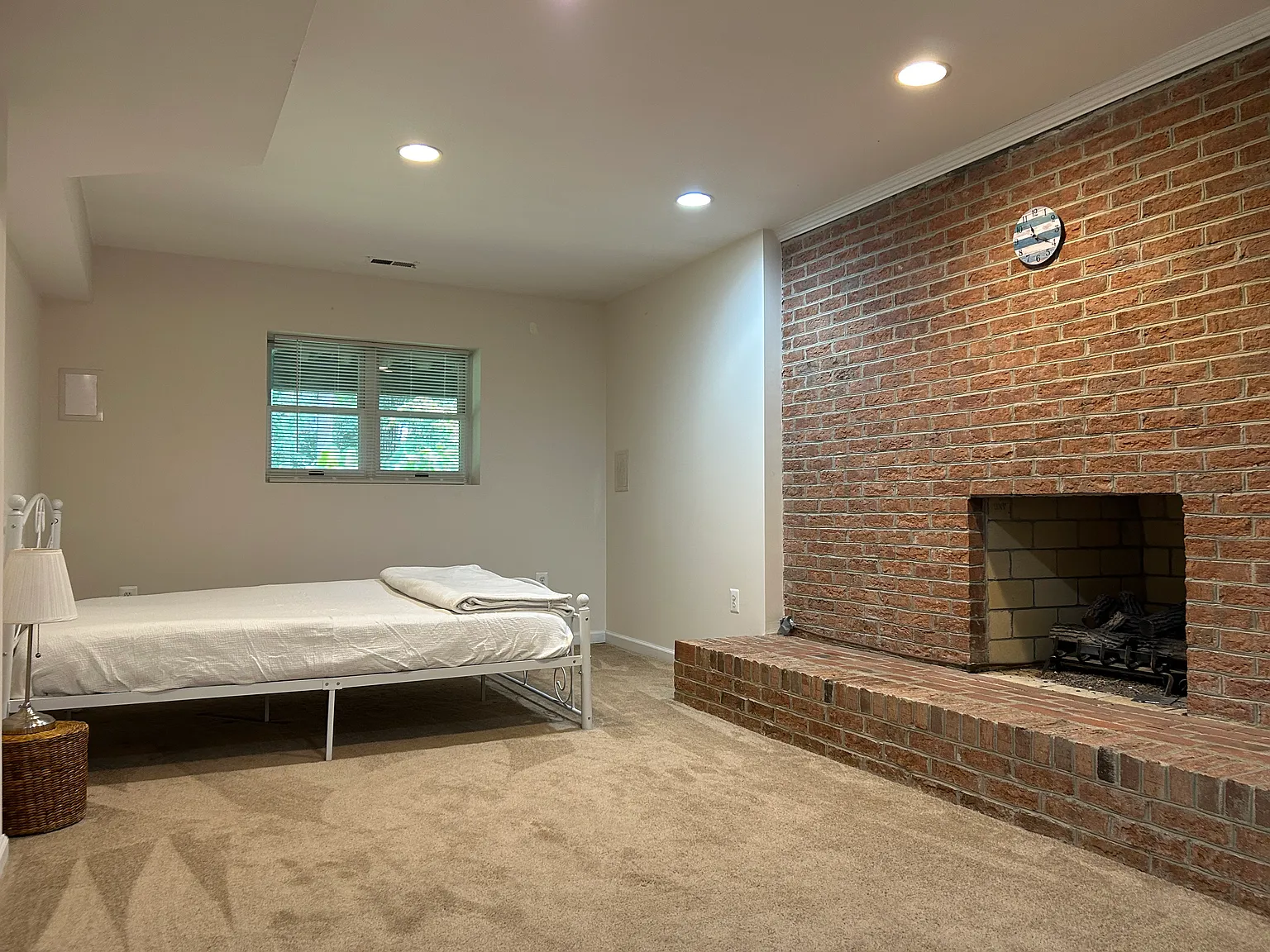 1 bed, 1200 sqft, $1,400 — Photo 4