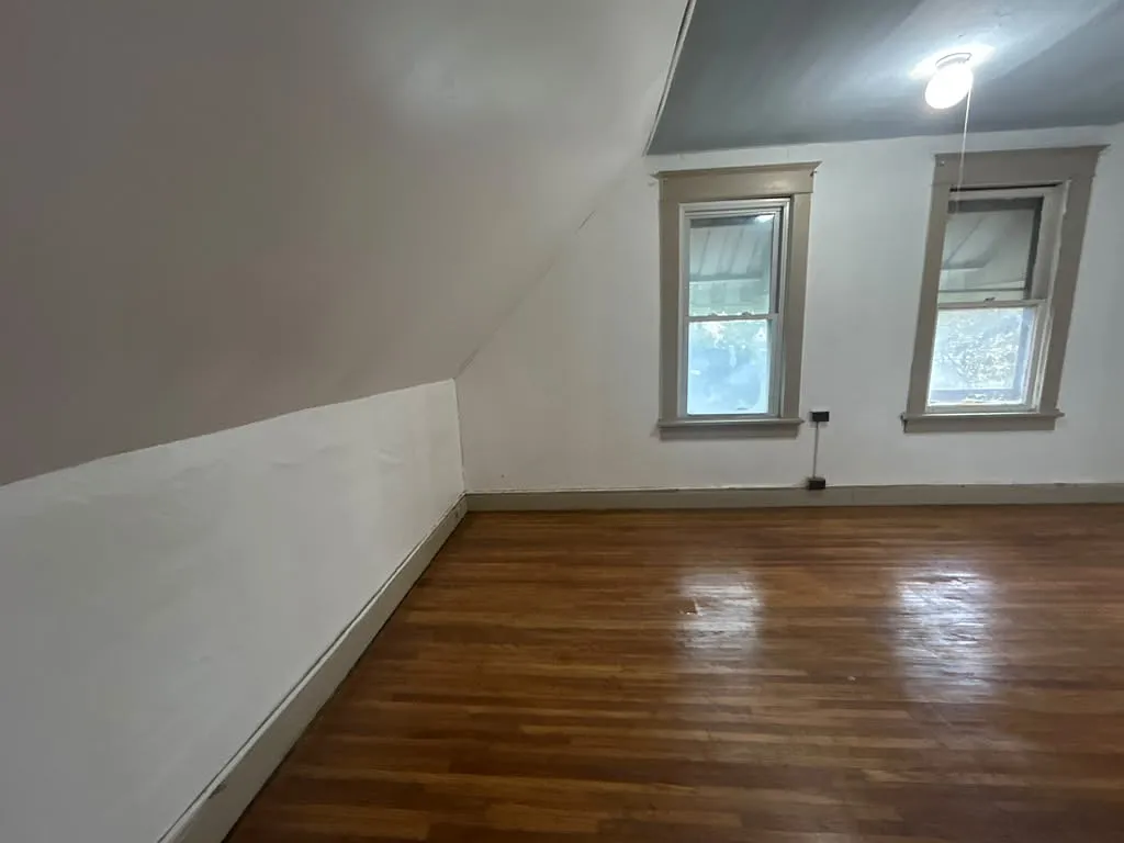 4 bed, 1250 sqft, $1,300 — Photo 2