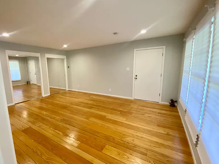 Bellevue Apartments — Photo 40