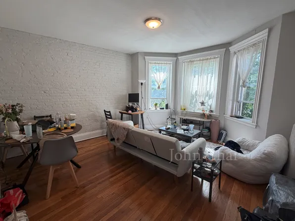 376 Riverway APT 3, Boston, MA 02115