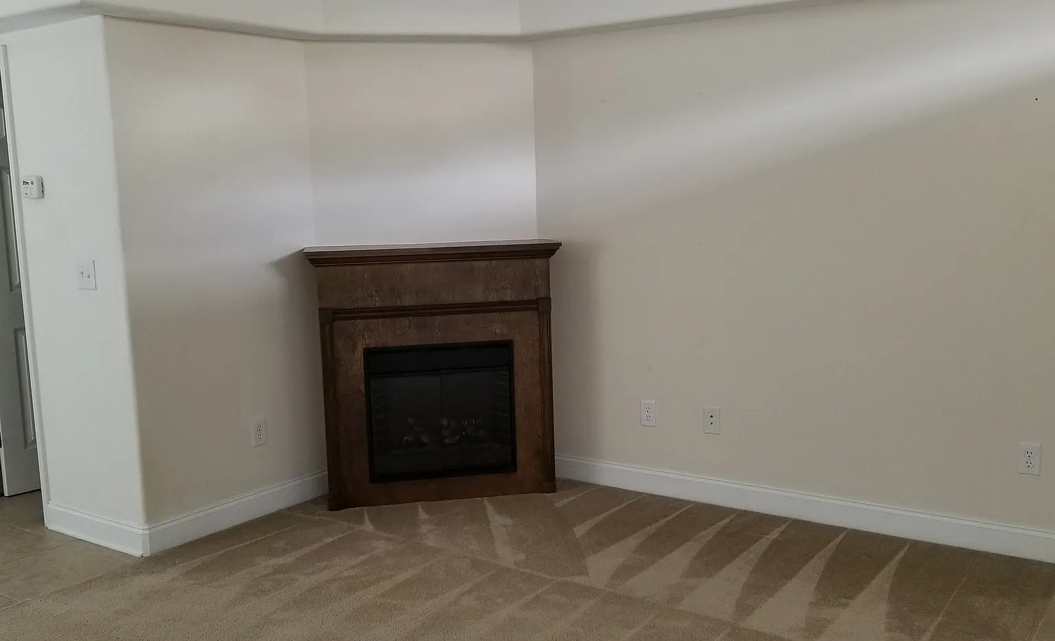 2 Bedroom , 2.5 bath townhouse with 1 car garage, bonus room, and rear deck NO CATS — Photo 2