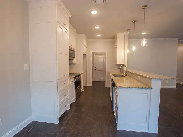822 Lindsey Ln — Photo 8