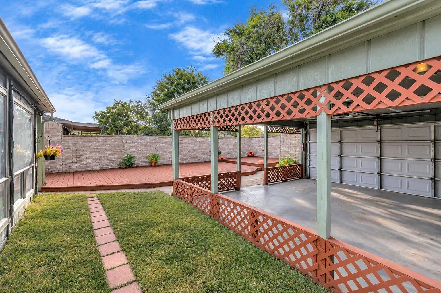 3 bed, 2.0 bath, 1715 sqft, $2,100 — Photo 4