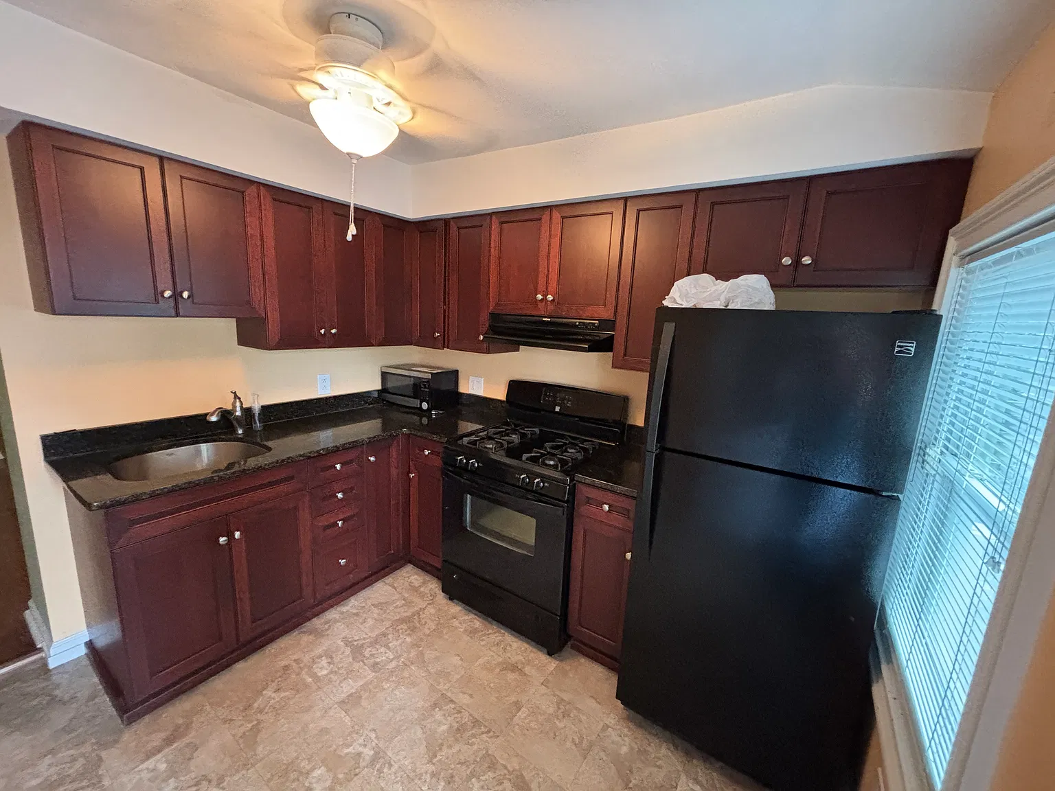1 bed, 880 sqft, $1,600 — Photo 3