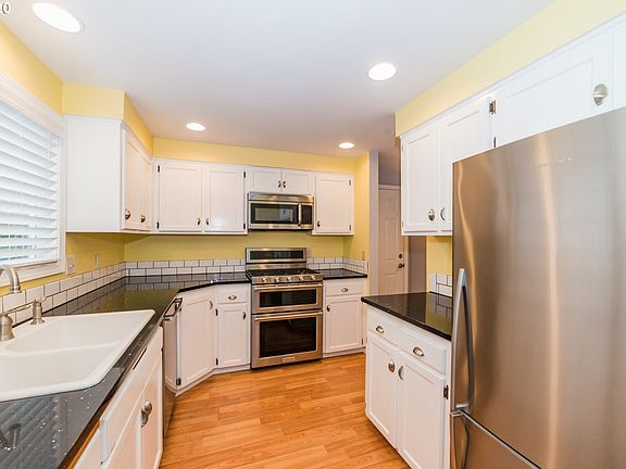 3rd image of 1823 SE Evans Ave