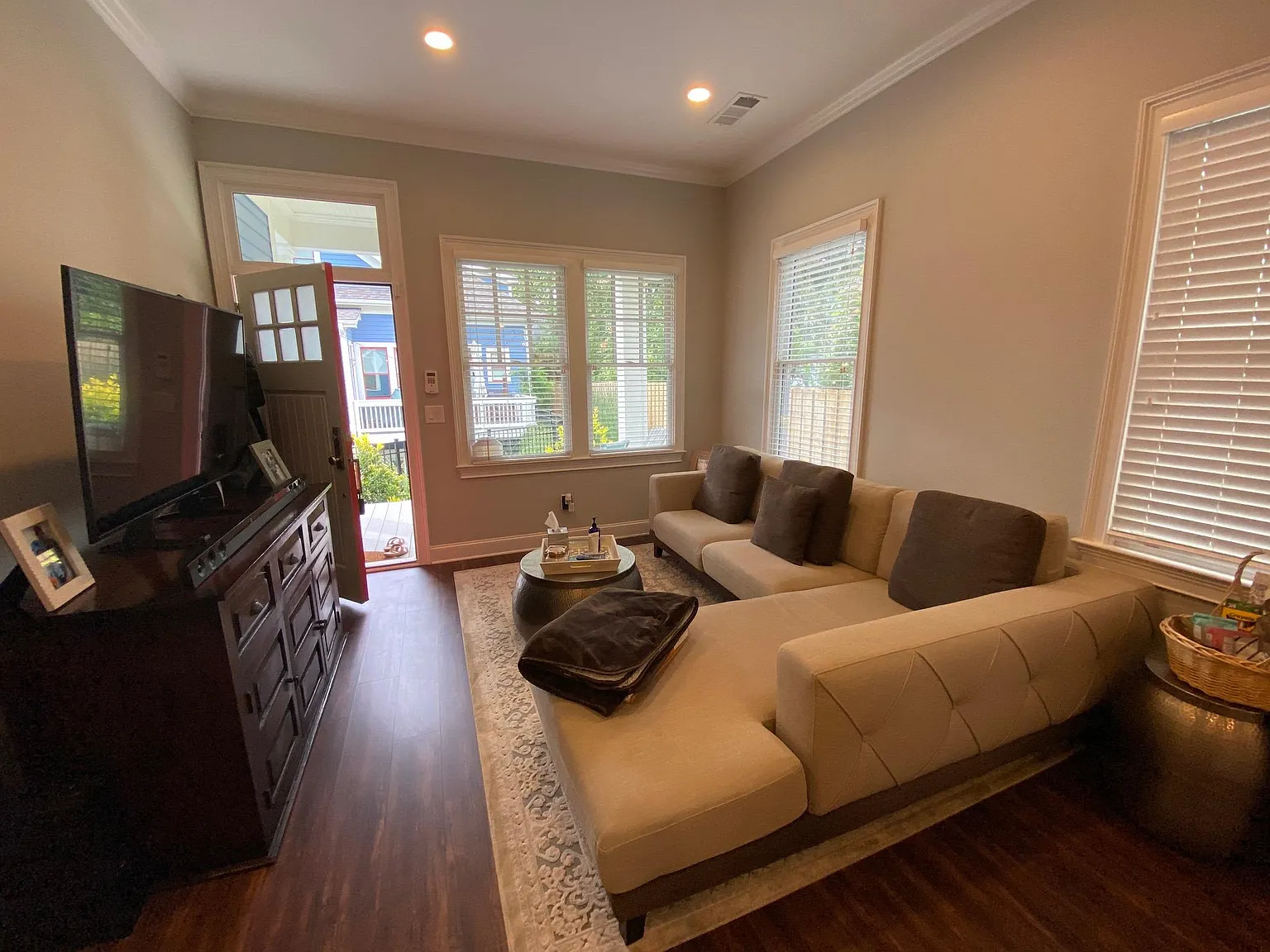 1 bed, 700 sqft, $2,400 — Photo 2