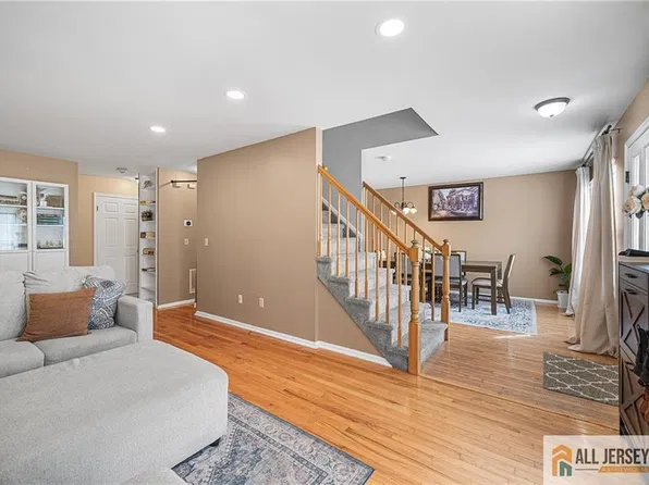 364 Bowler Ct, Piscataway, NJ 08854