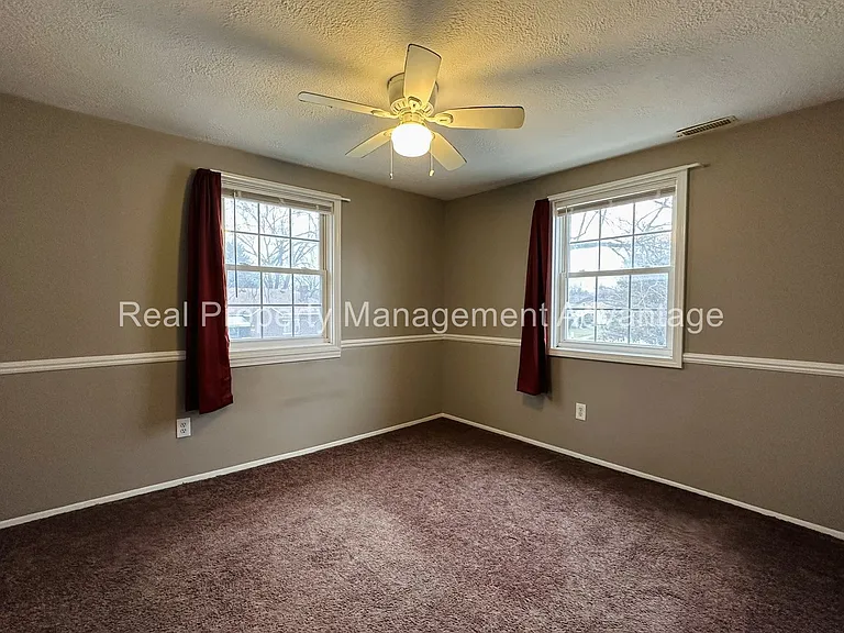 23511 Wellington Ave — Photo 15