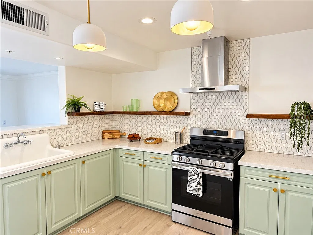 17735 Kinzie St — Photo 2