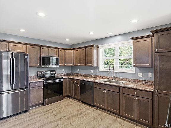 3rd image of 326 W Caroline St