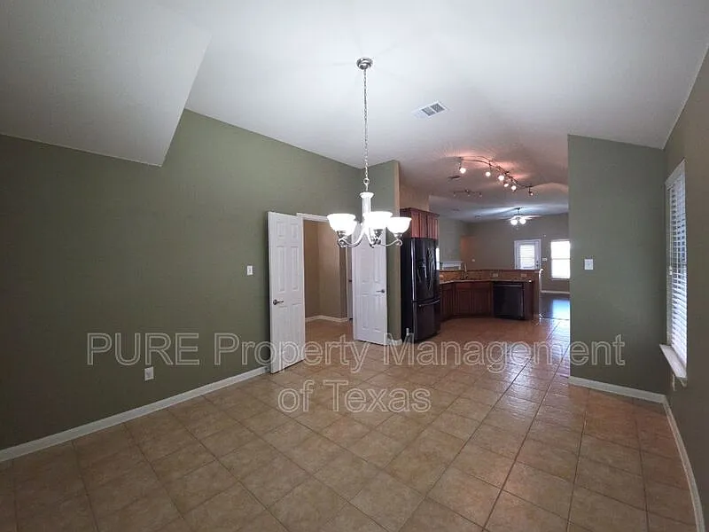 4 bed, 2.0 bath, 1802 sqft, $2,095 — Photo 3