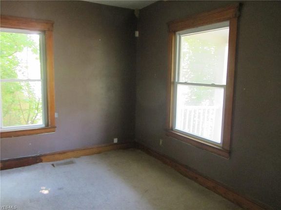3rd image of 211 W 25th St