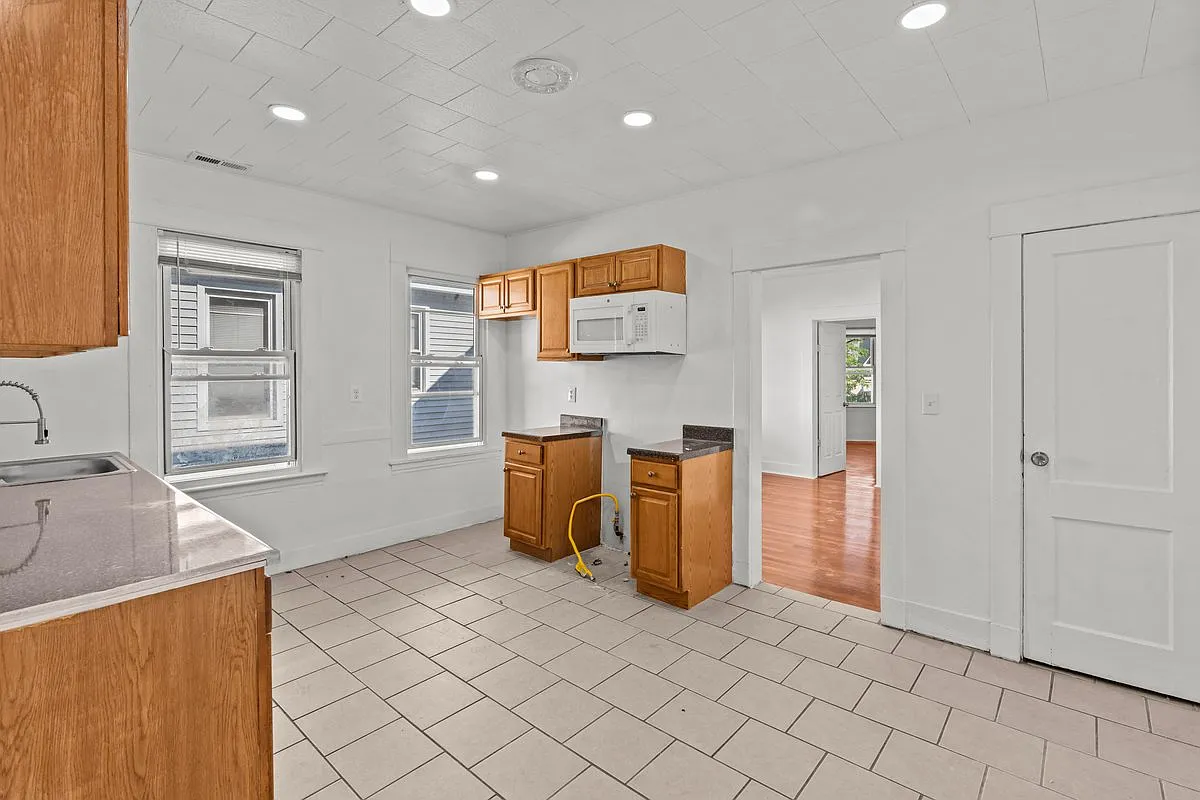 3 bed, 1393 sqft, $2,000 — Photo 2