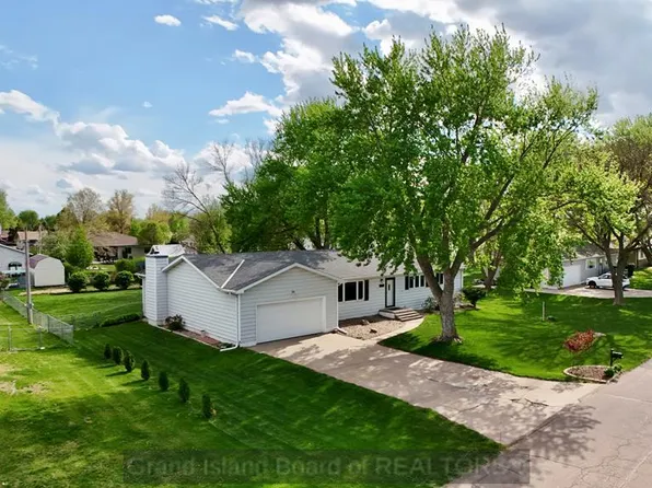 4247 Spur Ln, Grand Island, NE 68803