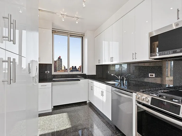 1775 York Ave #19B — Photo 3