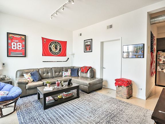 3rd image of 1062 N Ashland Ave APT 401