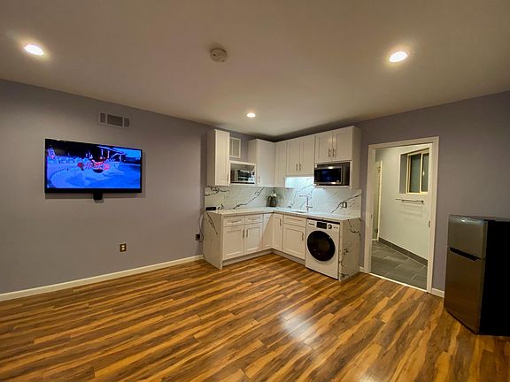 3rd image of 2910 Holiday Ct