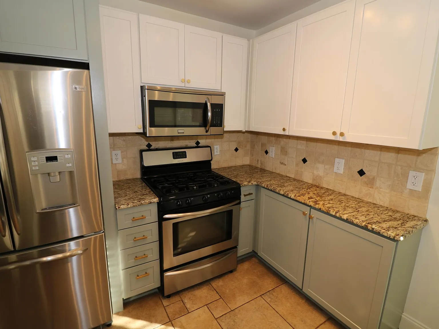 3 bed, 1972 sqft, $3,300 — Photo 3