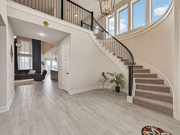 4th image of 29427 Pearwood Dr