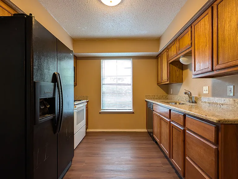 1911 Mack Pl — Photo 2
