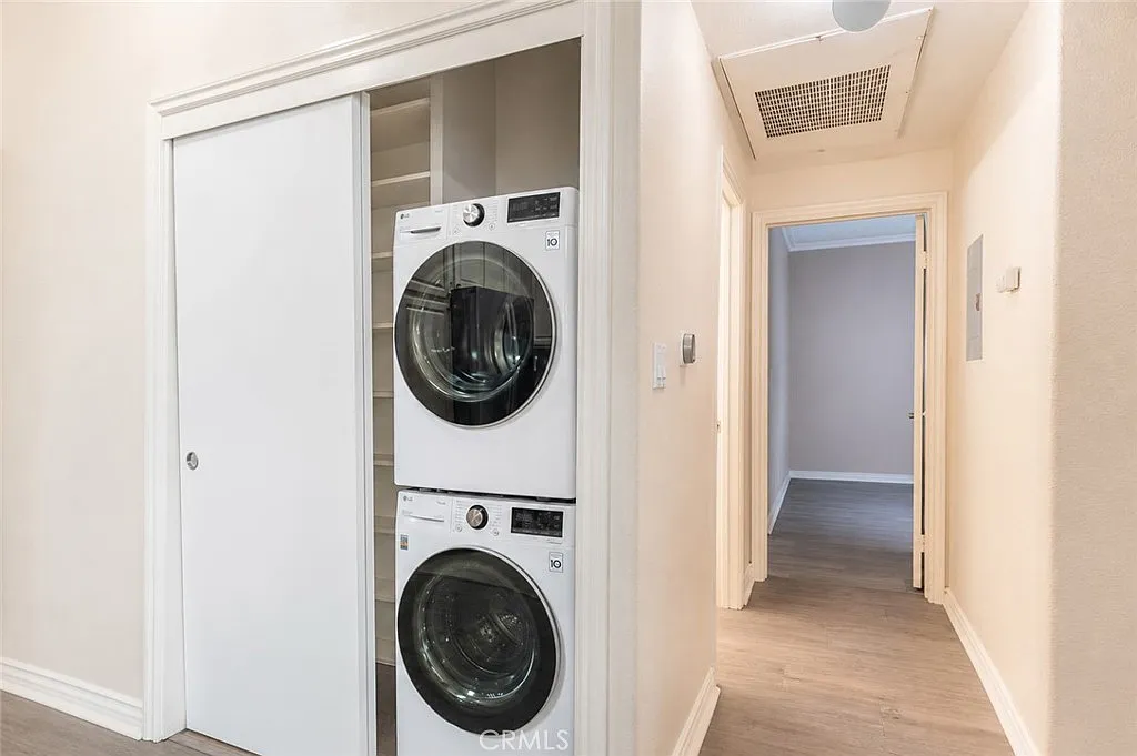 2 bed, 894 sqft, $3,300 — Photo 4