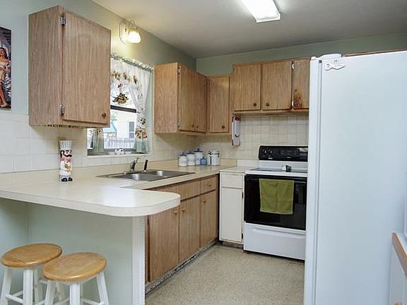 4th image of 901 42nd Ave NE