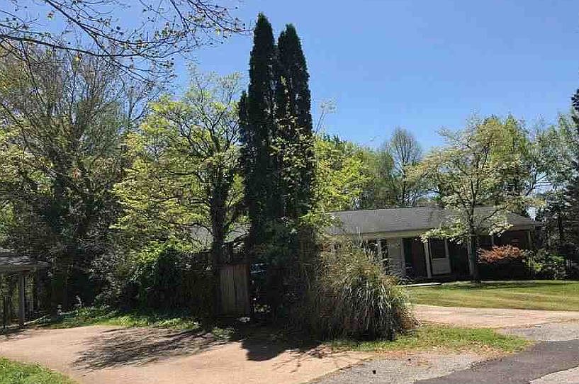 2nd image of 1444 Iroquois Dr