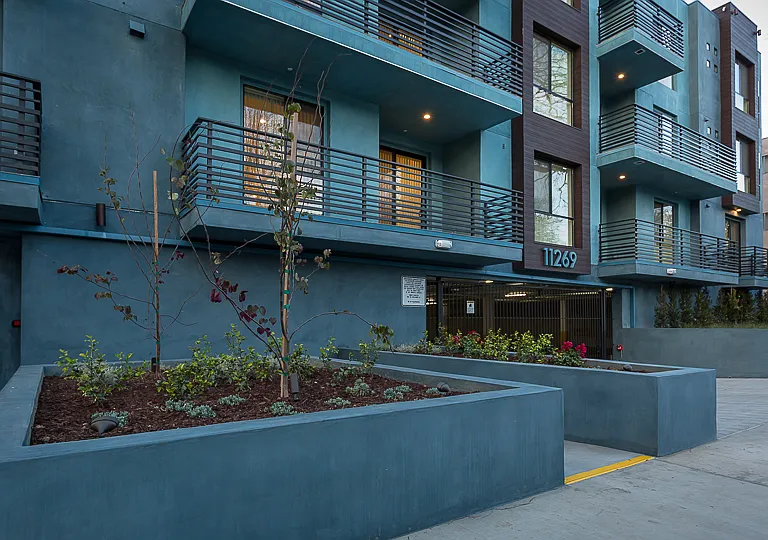 11269 Camarillo St #405 — Photo 38