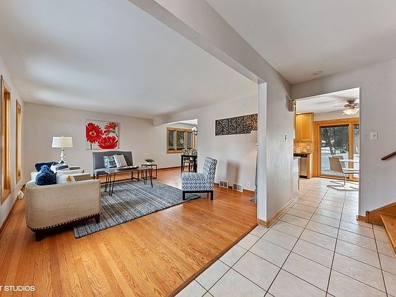 3rd image of 205 E Oakton St