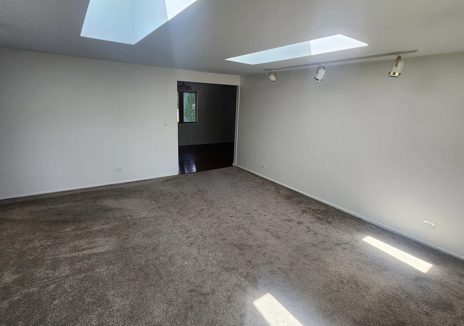 3 bed, 1.5 bath, 1386 sqft, $2,975 — Photo 2