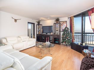 908 Harmon Cove Tower, Secaucus, NJ 07094