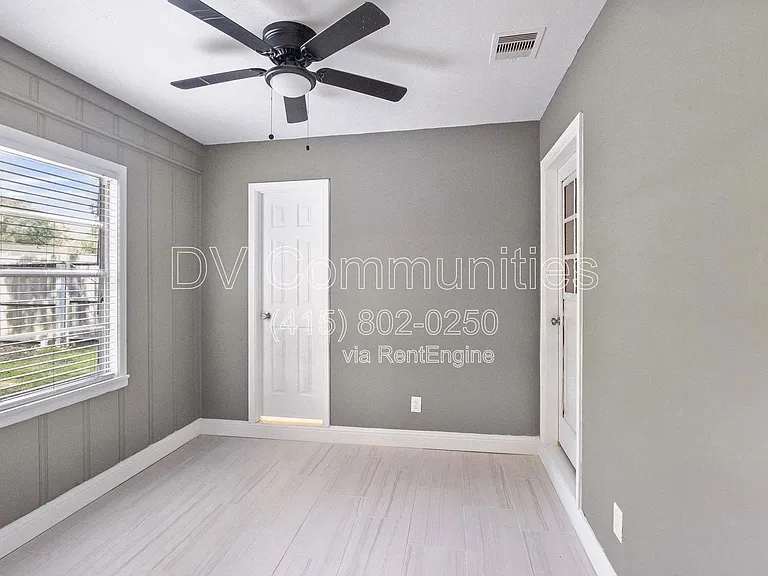 1521 W Blum St — Photo 9