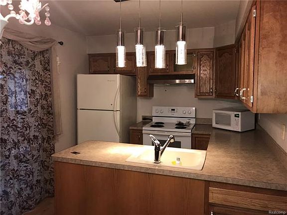 3rd image of 51 Willow Way #1