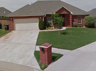 829 SW 40th St, Moore, OK 73160