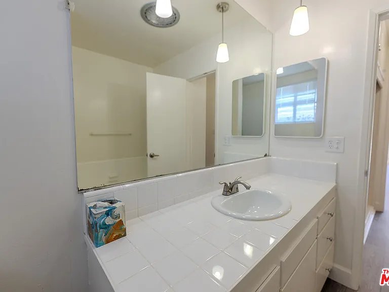 1930 S Robertson Blvd #7 — Photo 21