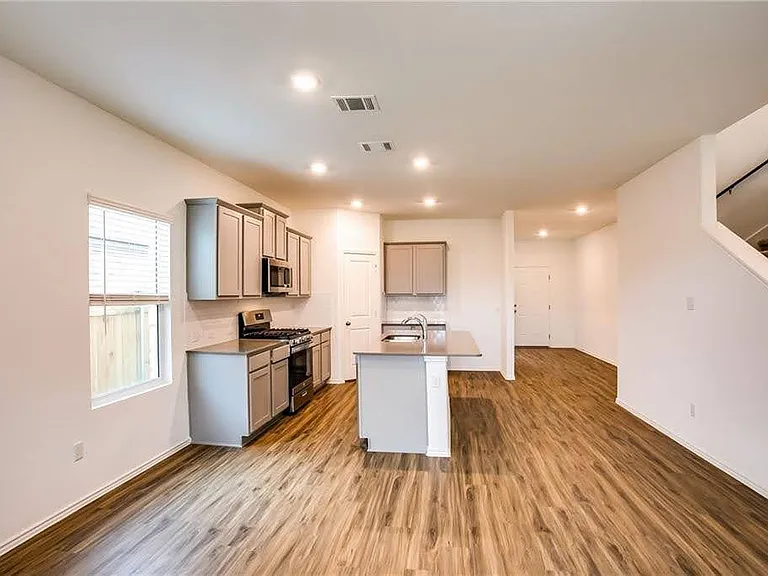 204 Coventry Dr — Photo 13