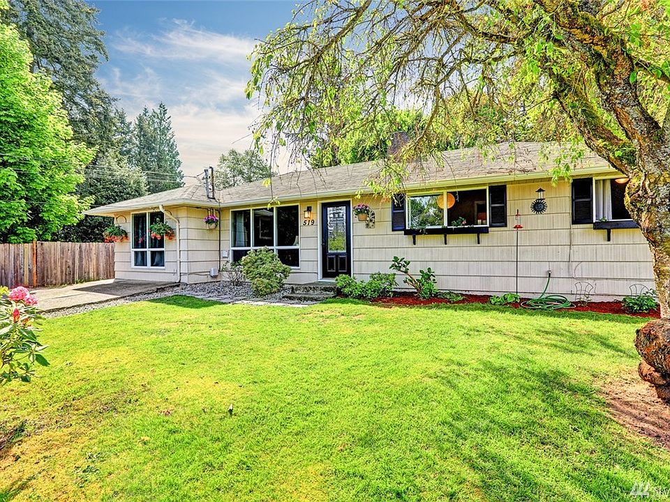 Front of house~big front yard