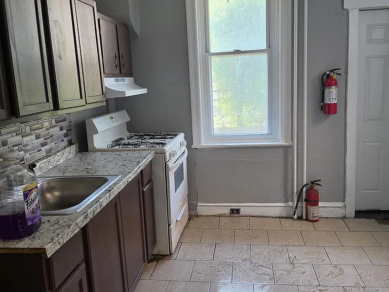 1228 W Oakdale St — Photo 8
