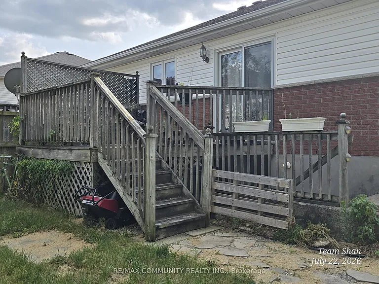 166 Saint Lawrence Dr #BASEMENT — Photo 8